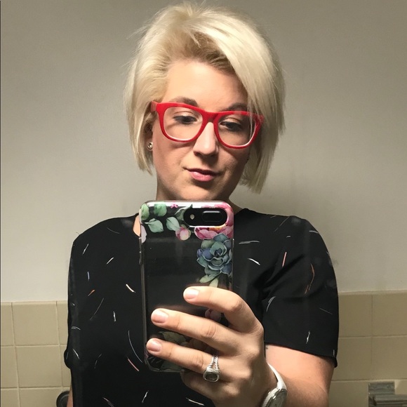 Meet your Posher, Meredith aka TheSpectFeline! - Picture 2 of 4